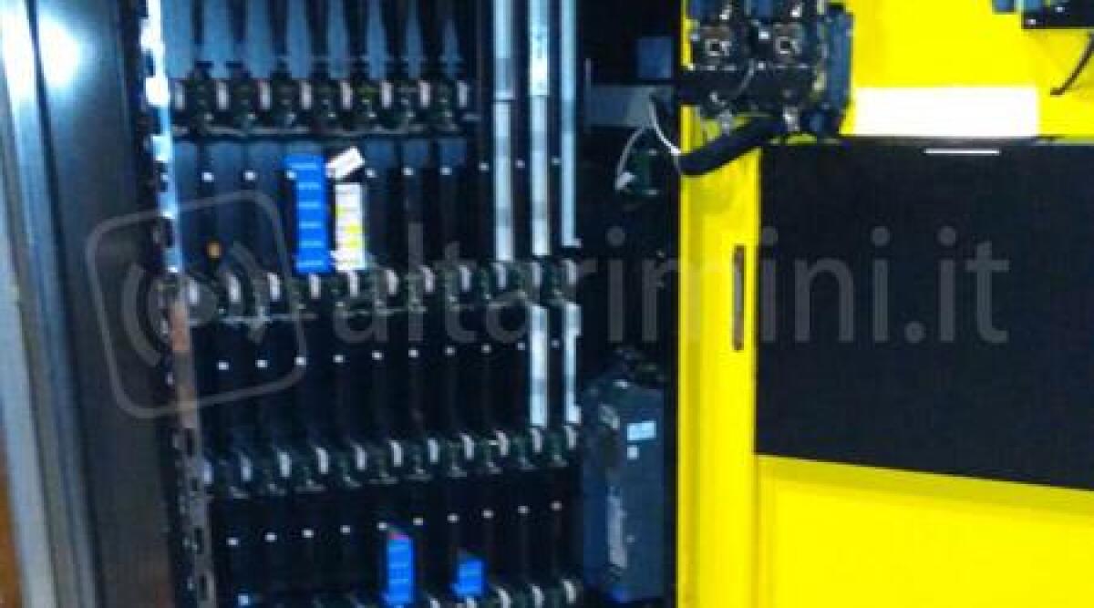 Rimini, distributori di sigarette nel mirino: razzia alla tabaccheria viale Regina Elena - 