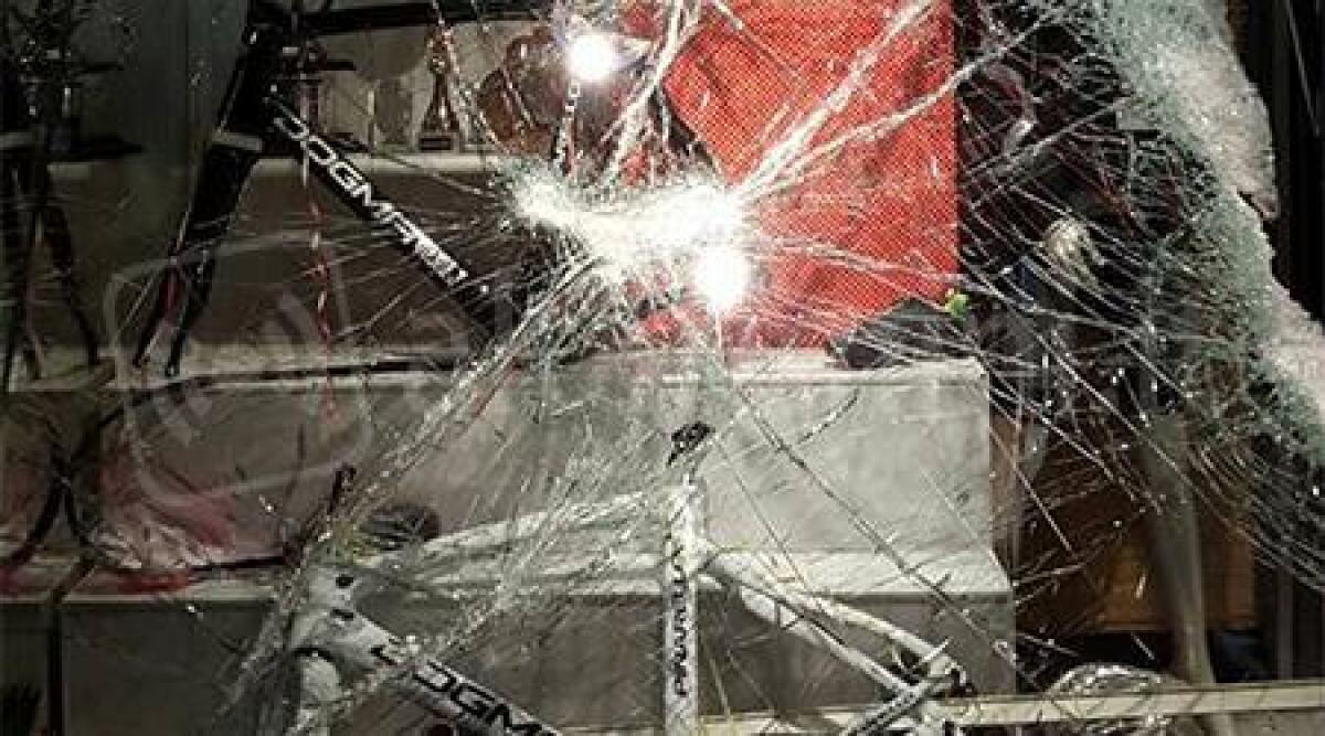 Furto da Matteoni, sfondata vetrina con mazza, rubate bici di valore. E' la quinta volta - 