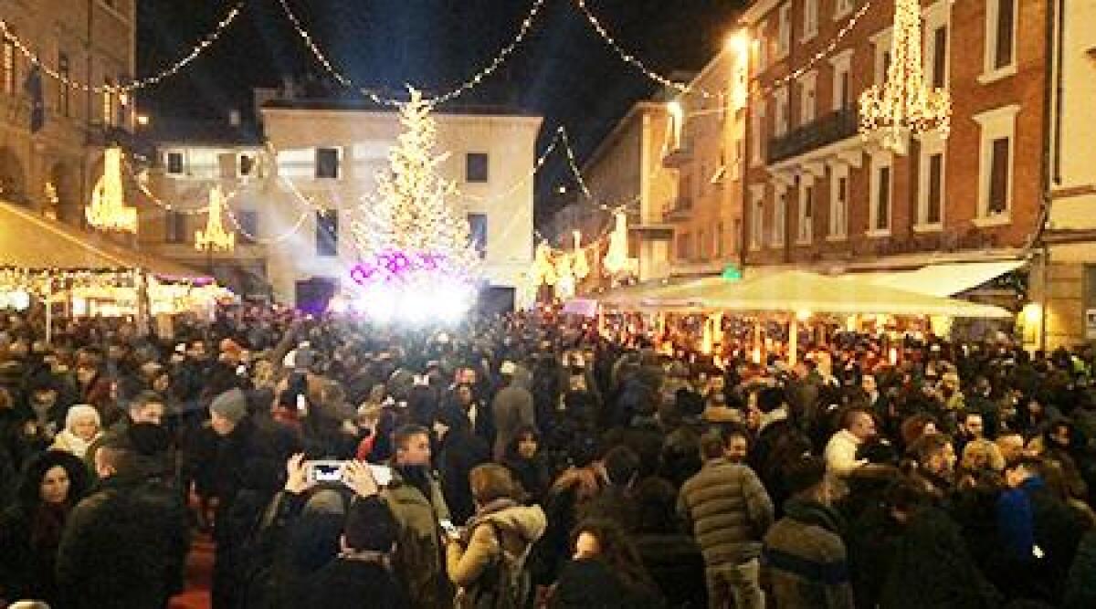 VIDEO: tutti al capodanno di Rimini, un successo. Centro storico preso d'assalto -