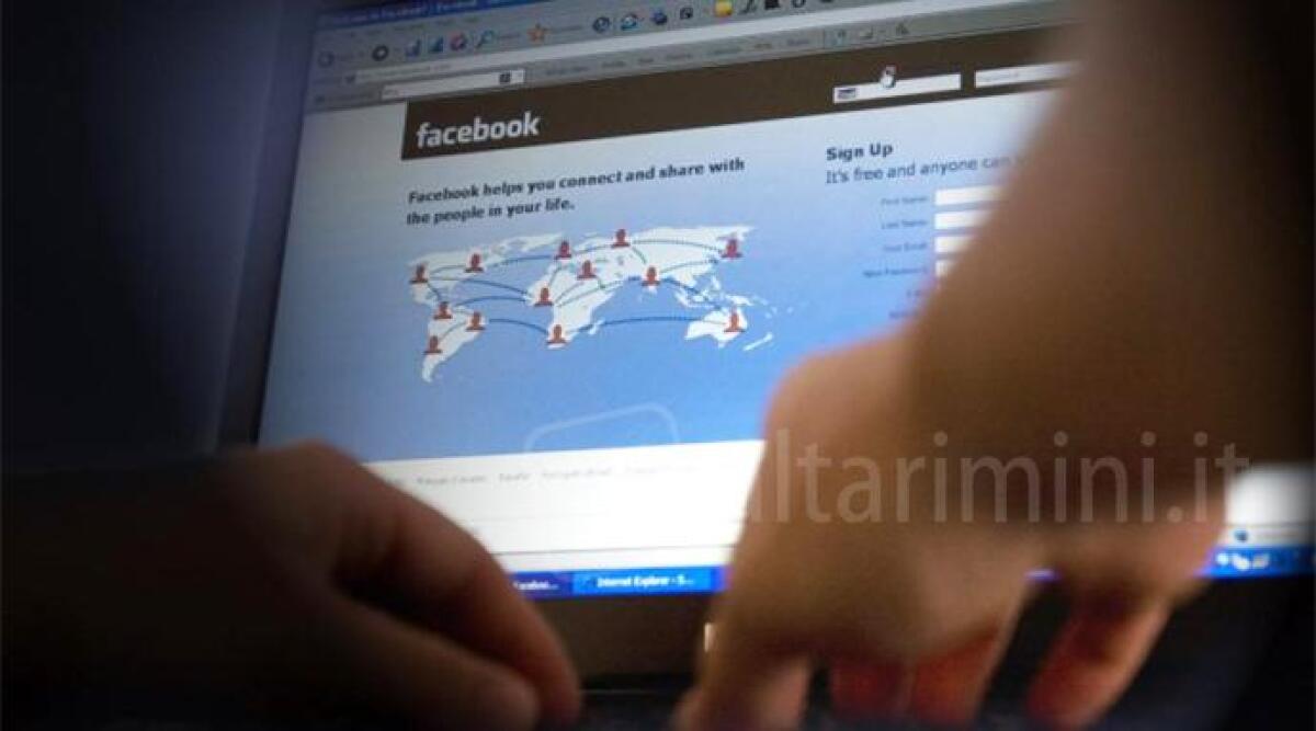 Ritrova un vecchio amico di scuola su facebook e lo truffa, denunciato - 