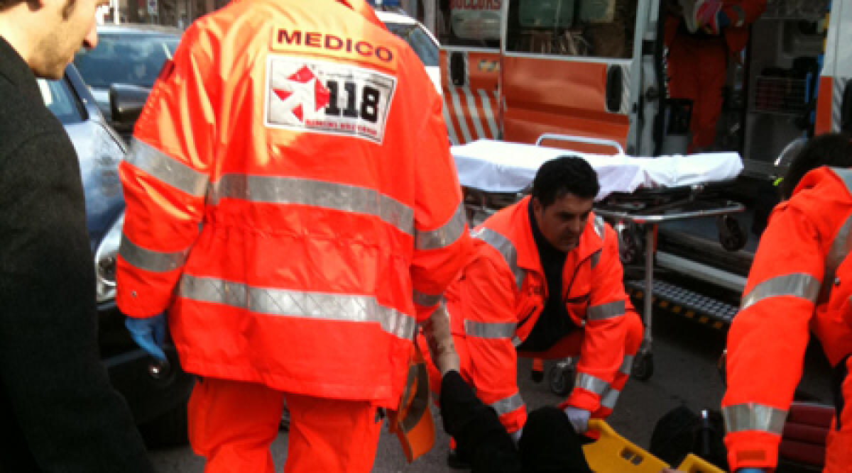 Non vede il vicino vestito con abiti scuri e lo investe a Perticara, grave 44enne - 