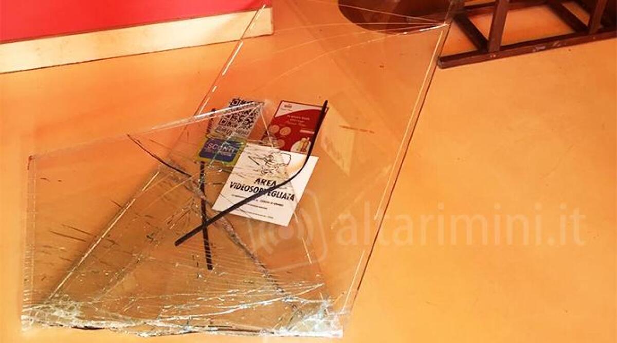 Ladri sfondano vetrata e ripuliscono pizzeria a Rimini, portano via la cassa e prosciutti - 