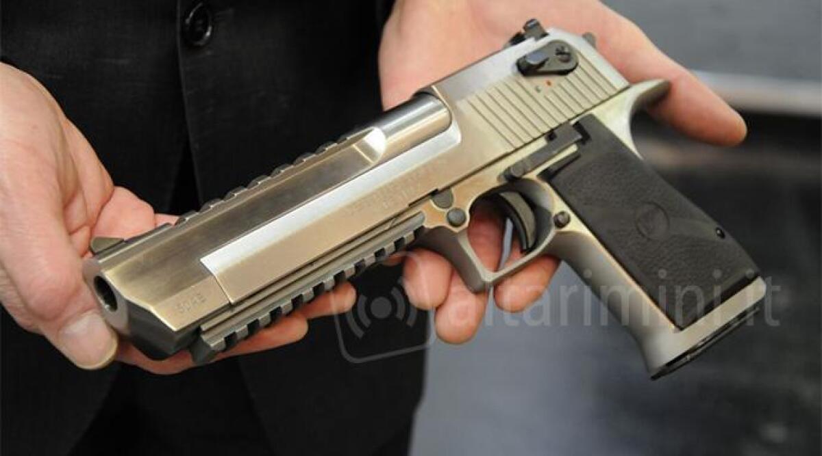 Compra una pistola ma si dimentica di denunciarla, 50enne riminese rischia 12 anni di galera - 