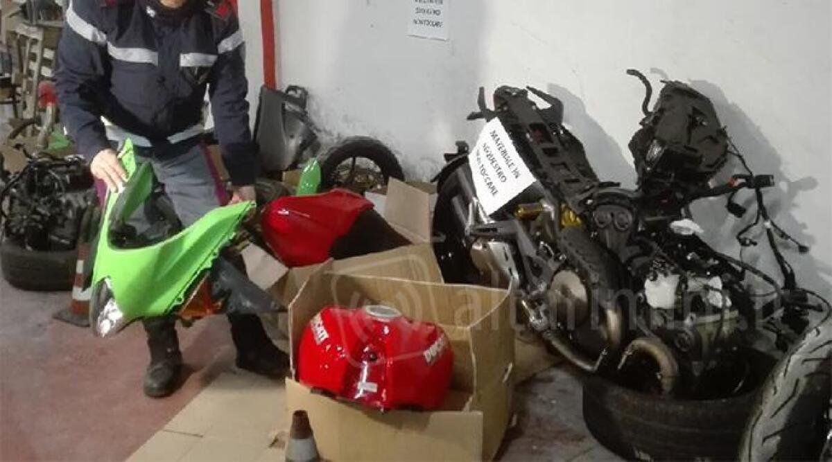 Rimini, scoperta officina delle moto e scooter rubati: sequestrati numerosi pezzi di ricambio - 