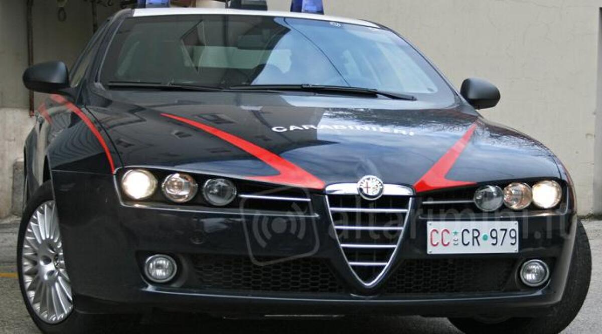 Fornaio scarica merci, gli rubano l'auto: ladro arrestato dopo inseguimento sulla Statale 16 -
