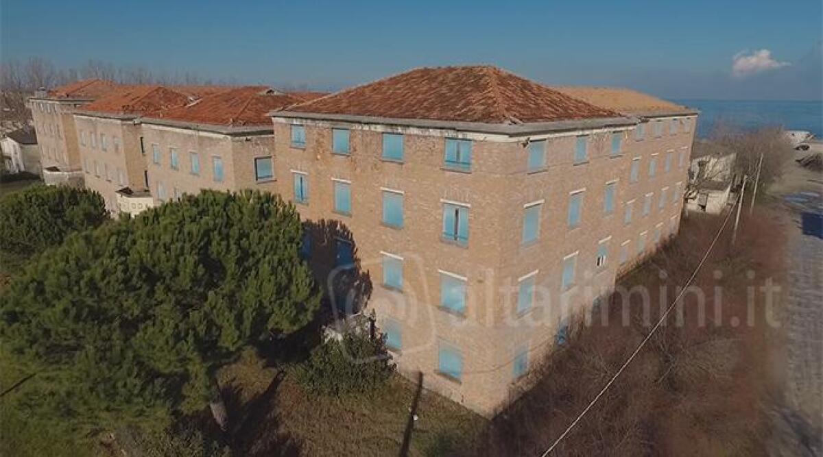 Rimini, degrado e abbandono fra colonie e parchi dismessi, ecco le immagini girate con un drone -