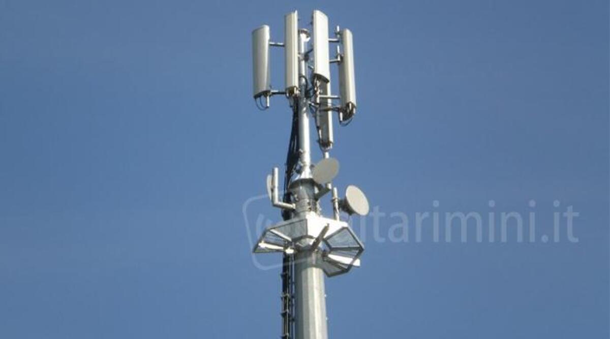 Nuova antenna a Santarcangelo, residenti preoccupati. Le opposizioni: installarla in un'altra parte -