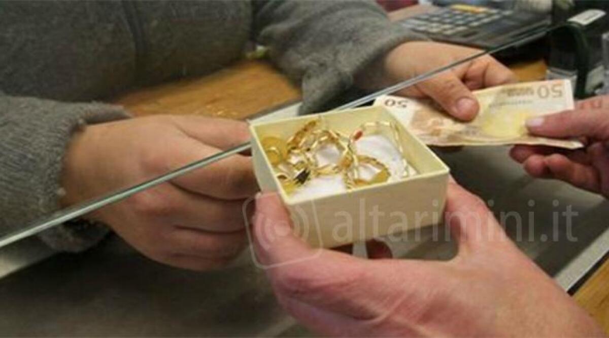 Cercano di vendere orecchini d'oro finto ai Compro Oro di Rimini, denunciati per truffa - 