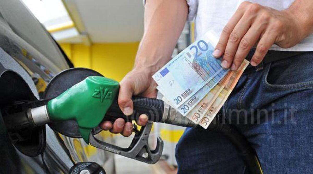 La rabbia dei benzinai riminesi. Tasse, furti e la concorrenza sleale di un collega sammarinese - Immagine di repertorio