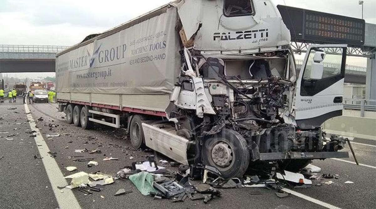 VIDEO: tamponamento tra due camion in autostrada a Rimini: grave autista trasportato in elisoccorso -