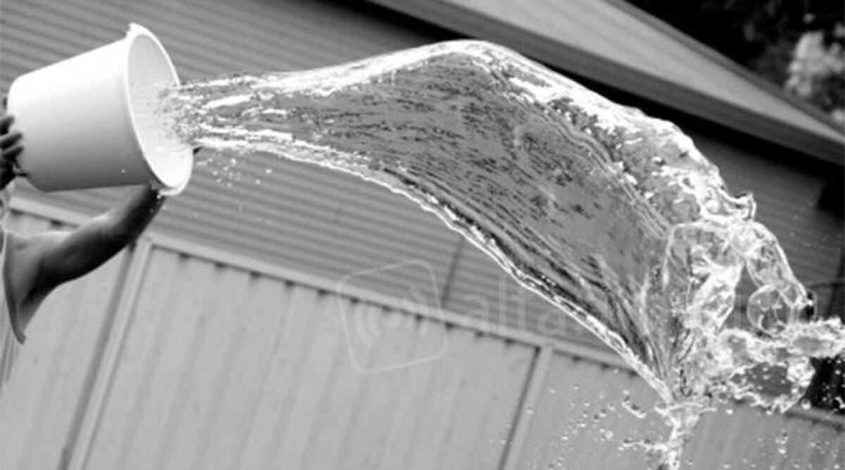 Secchiata di candeggina dalla finestra alle ragazzine che chiacchierano: 'facevano troppo rumore' - 