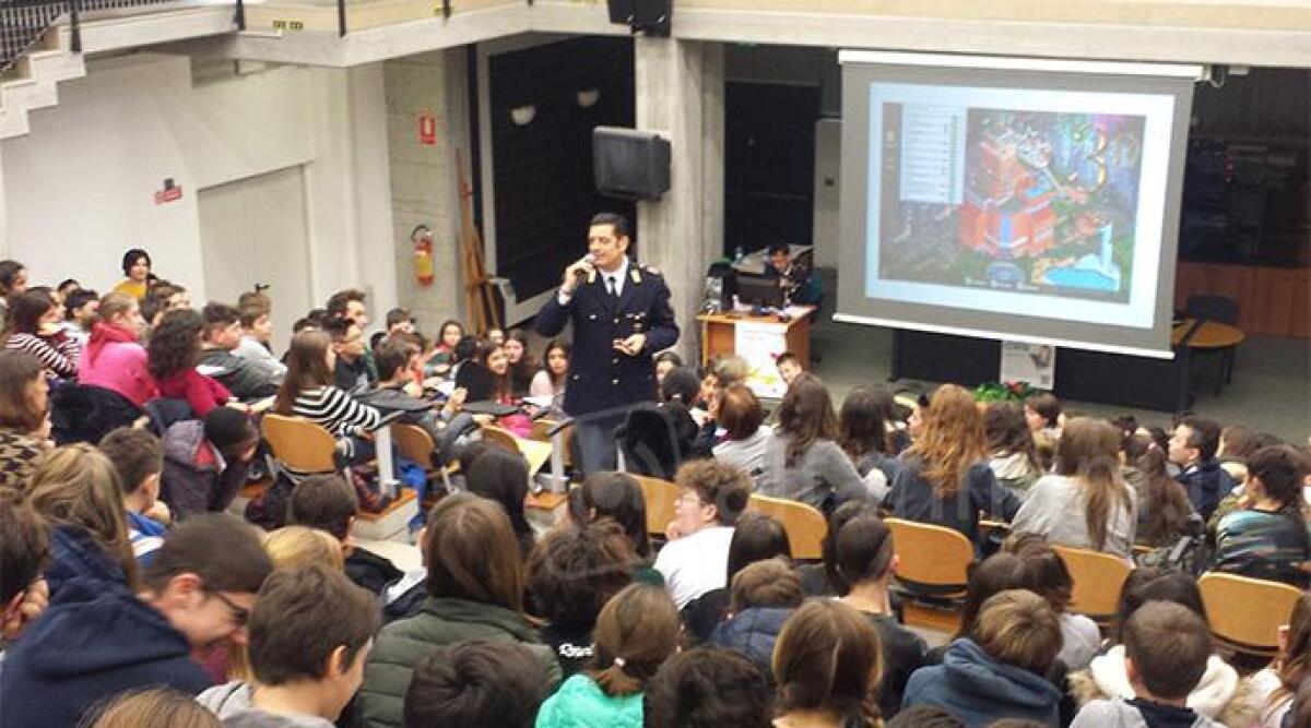 Cyberbullismo, la polizia postale incontra gli studenti della Scuola Media di Santarcangelo -