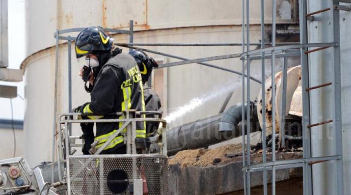 Incendio in una falegnameria di Misano, le fiamme avvolgono un silos con la segatura - 
