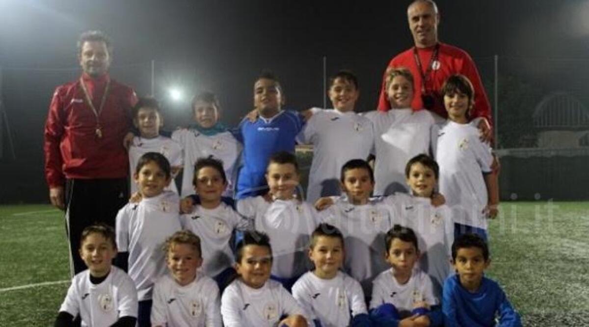 L'ex calciatore di Serie A Andrea Tentoni allenatore dei pulcini dello Junior Coriano - 