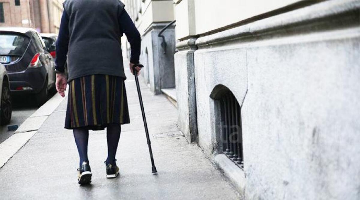 Preleva al bancomat in centro storico, 70enne circondata presa a testate e rapinata da ragazze rom - 