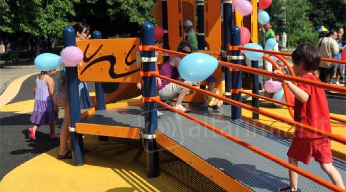 Rimini, arriva nel piazzale Fellini il parco dove anche i bimbi disabili possono giocare -