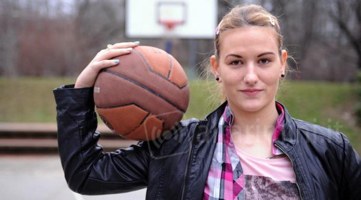 Gioca a basket con una protesi dopo amputazione gamba, la serba Kovacevic ospite dei Crabs - 