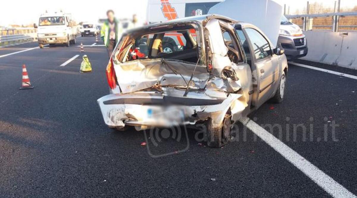Violento tamponamento sulla A-14: Fiat Punto a metano distrutta, rischio esplosione scongiurato - 