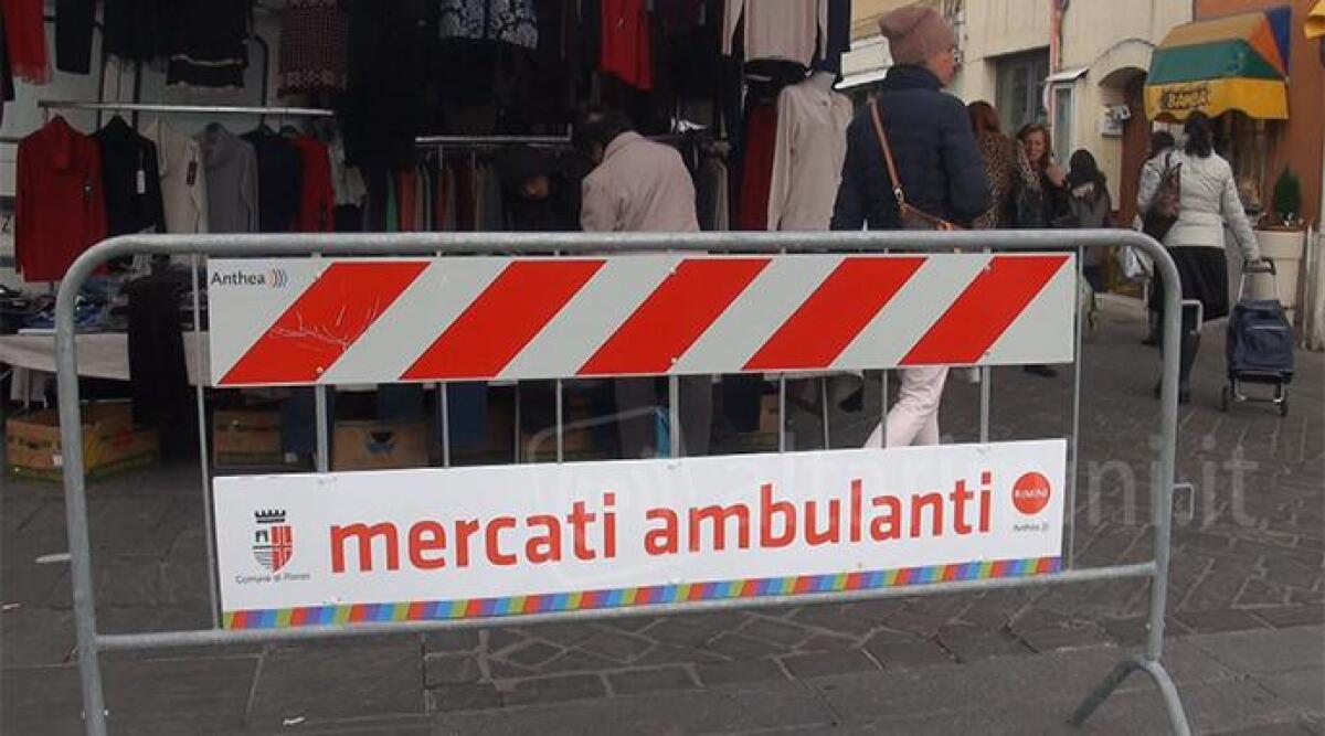Riminesi indisciplinati, 3 rimozioni e 10 multe nel centro storico a ridosso del mercato - 