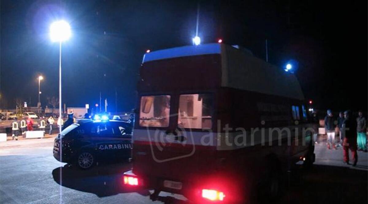 Era troppo ubriaco per guidare, finisce nel canale con l'auto a Bellaria Igea Marina - 