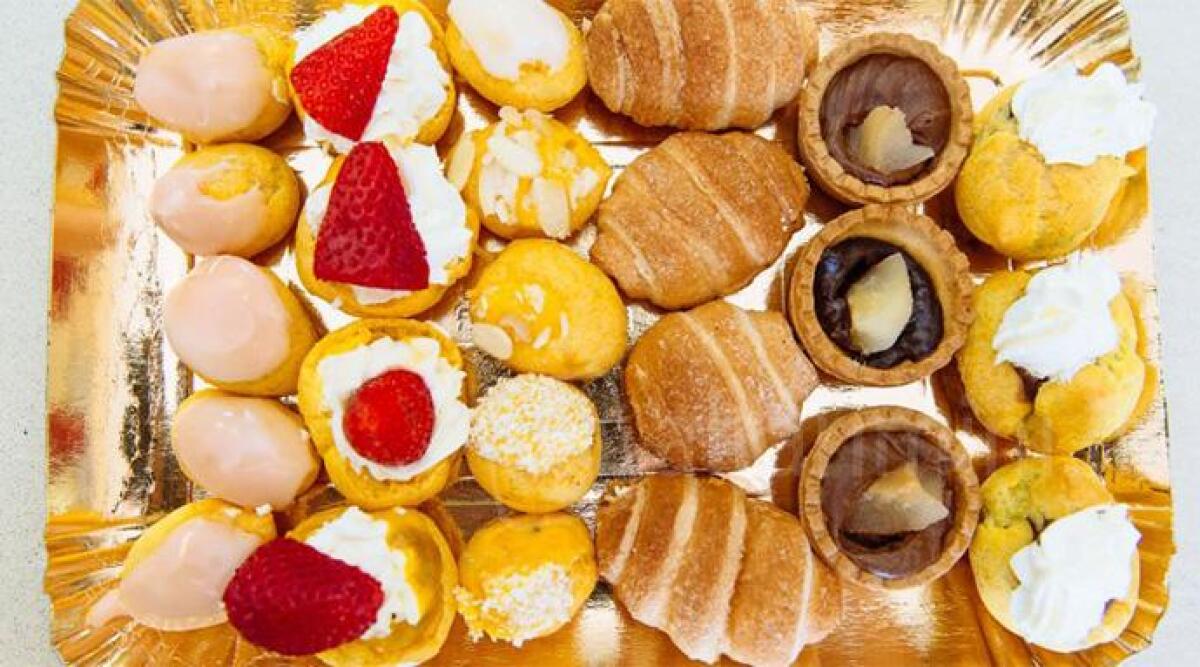 Ladro ripreso mentre ruba un vassoio di paste, non resiste a sfogliatelle e bomboloni - 