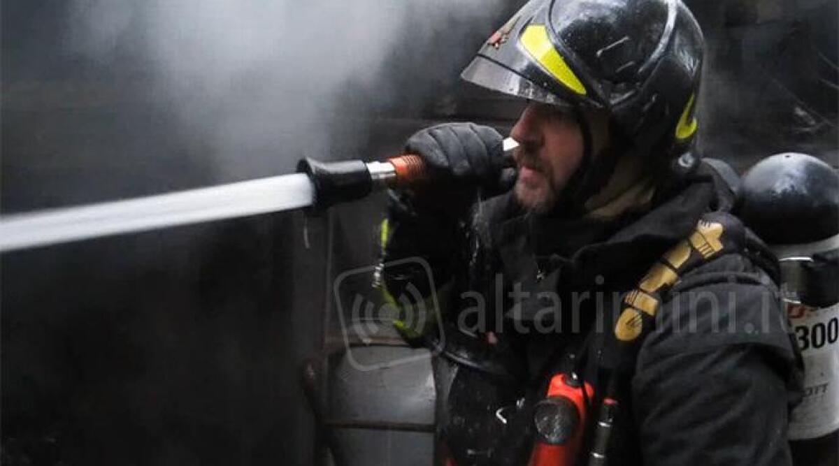 Violento incendio a Rivabella a fuoco i quadri elettrici, residenti evacuati - 