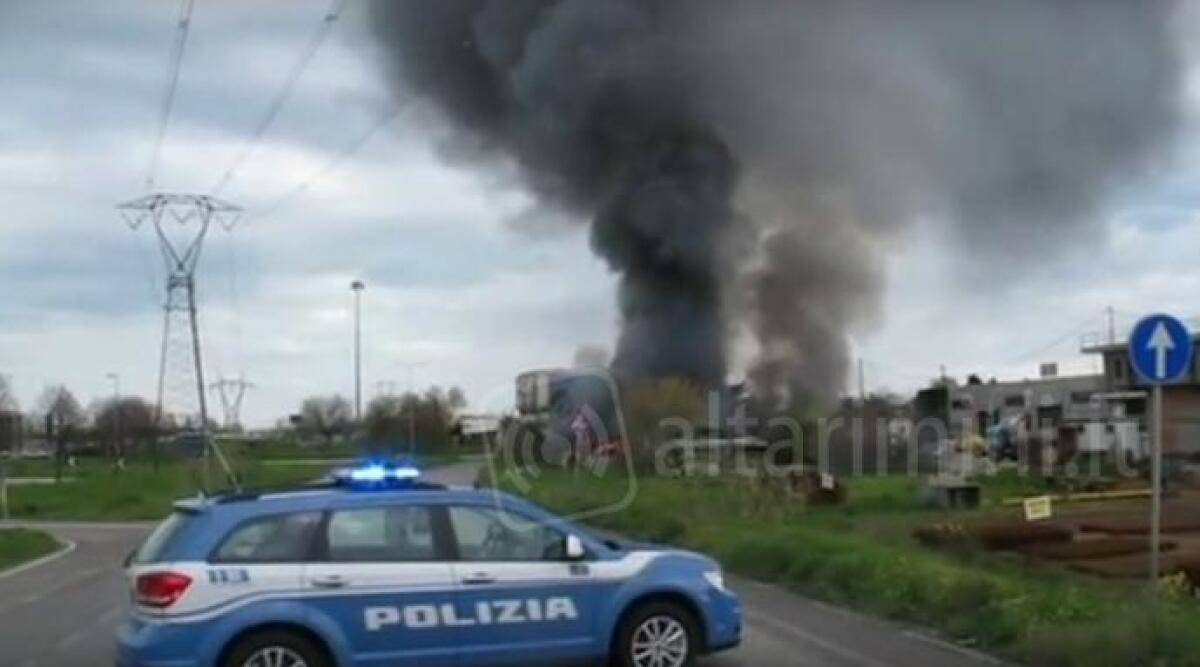 Guarda il VIDEO: incendio capannone a Santarcangelo, fumo nero e disagi per il traffico - 