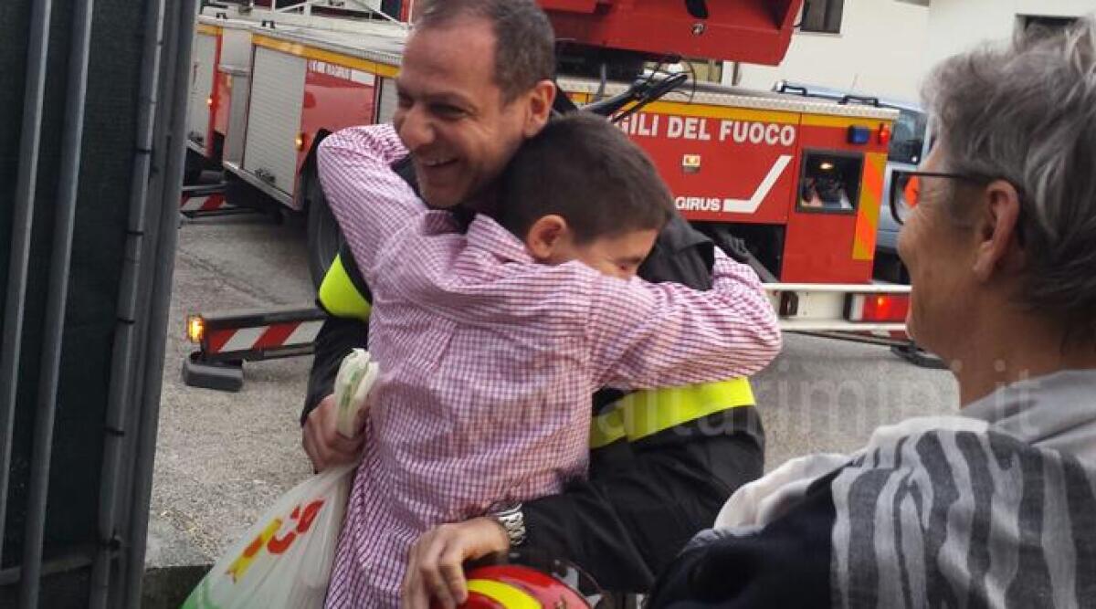 FOTO: il bellissimo abbraccio tra un pompiere e un bimbo di Rimini, dopo il recupero di un drone -