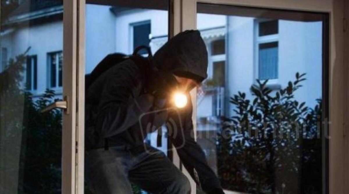 Rimini: avvocato minacciato, legato e imbavagliato nella sua villa, rapinatore condannato a 4 anni - 