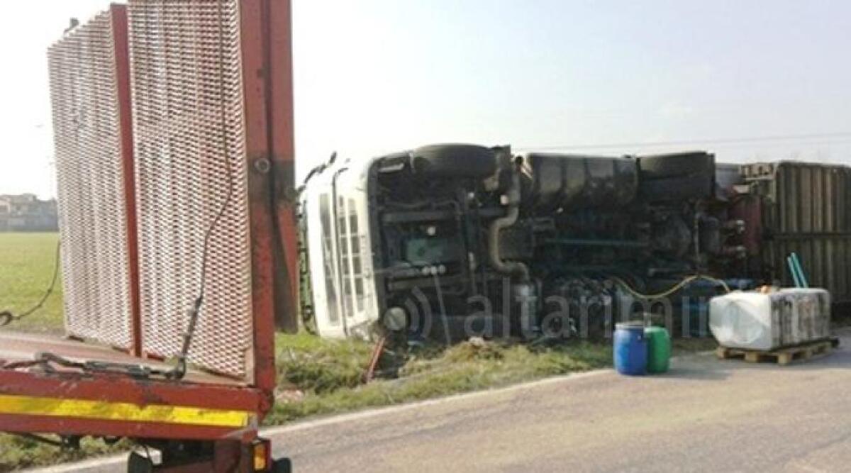 Spettacolare incidente, camion si ribalta e finisce nel torrente Ausa: illeso il conducente - 