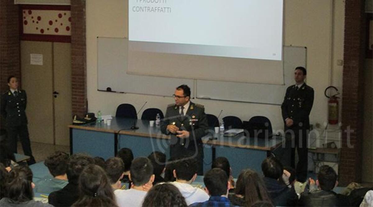 Rimini, Guardia Finanza nelle scuole per un ciclo di incontri. Aperto concorso per Allievi Marescialli - 