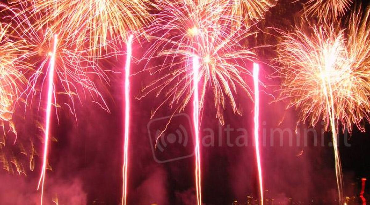 Riccione, nel sabato di Pasqua spettacolare show di fuochi d'artificio in viale Ceccarini -