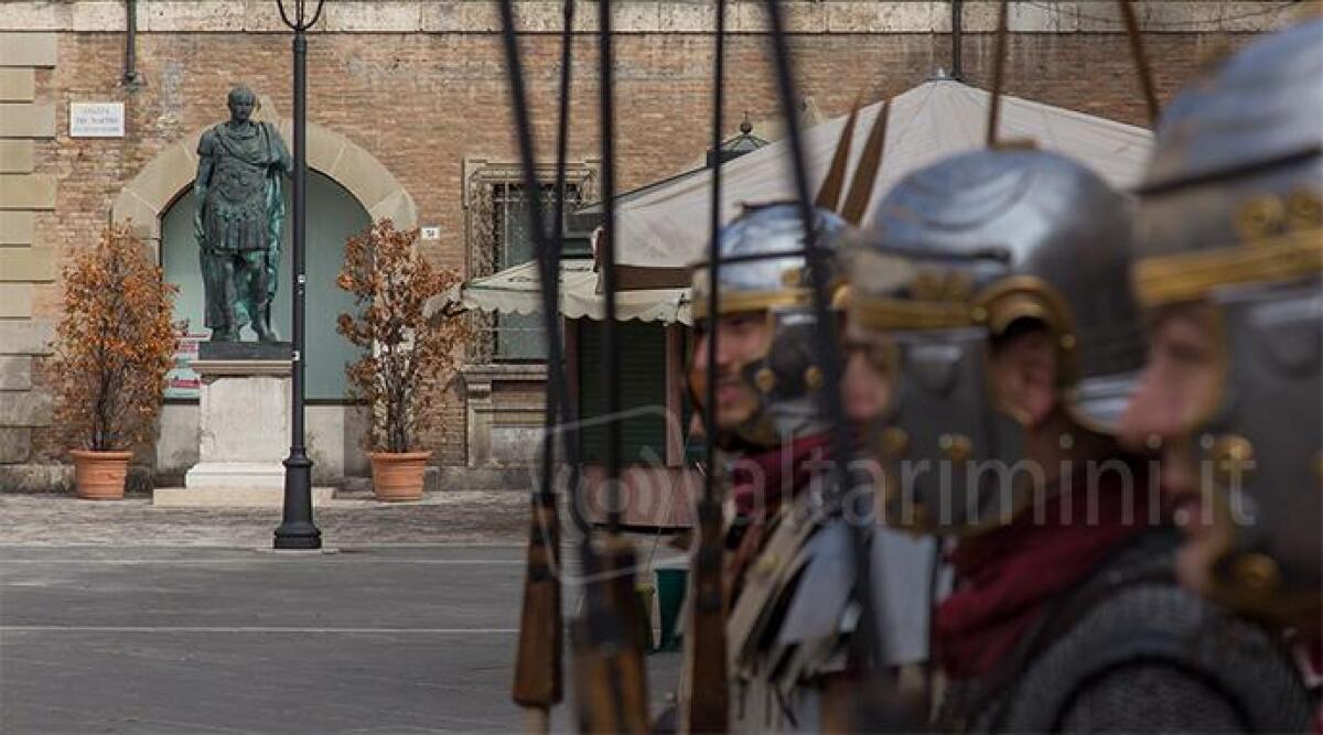 Rimini celebra le Idi di Marzo, tornano in vita i legionari di Giulio Cesare nel centro storico - 
