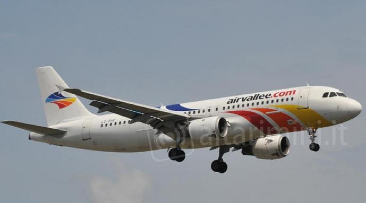 Aereo partito da Rimini, carrello guasto. Codacons: 'rischiata tragedia, danni da stress ai passeggeri' - 