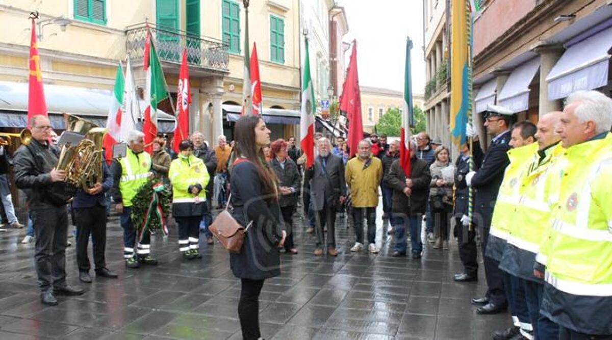 25 aprile a Santarcangelo, il corteo commemora con una corona il partigiano Rino Molari -