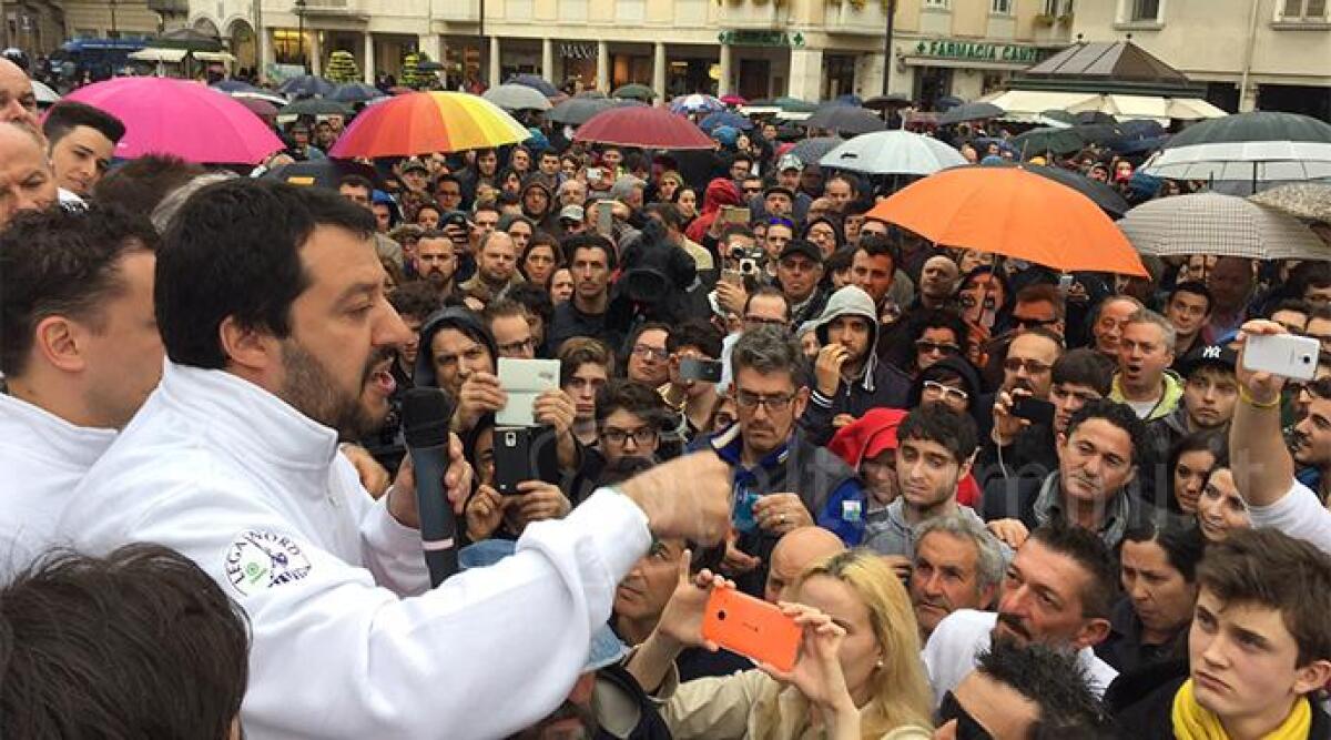 VIDEO: Salvini a Rimini, lancio bombe carta in pieno centro. Morsi e spinte a Polizia, due agenti feriti -
