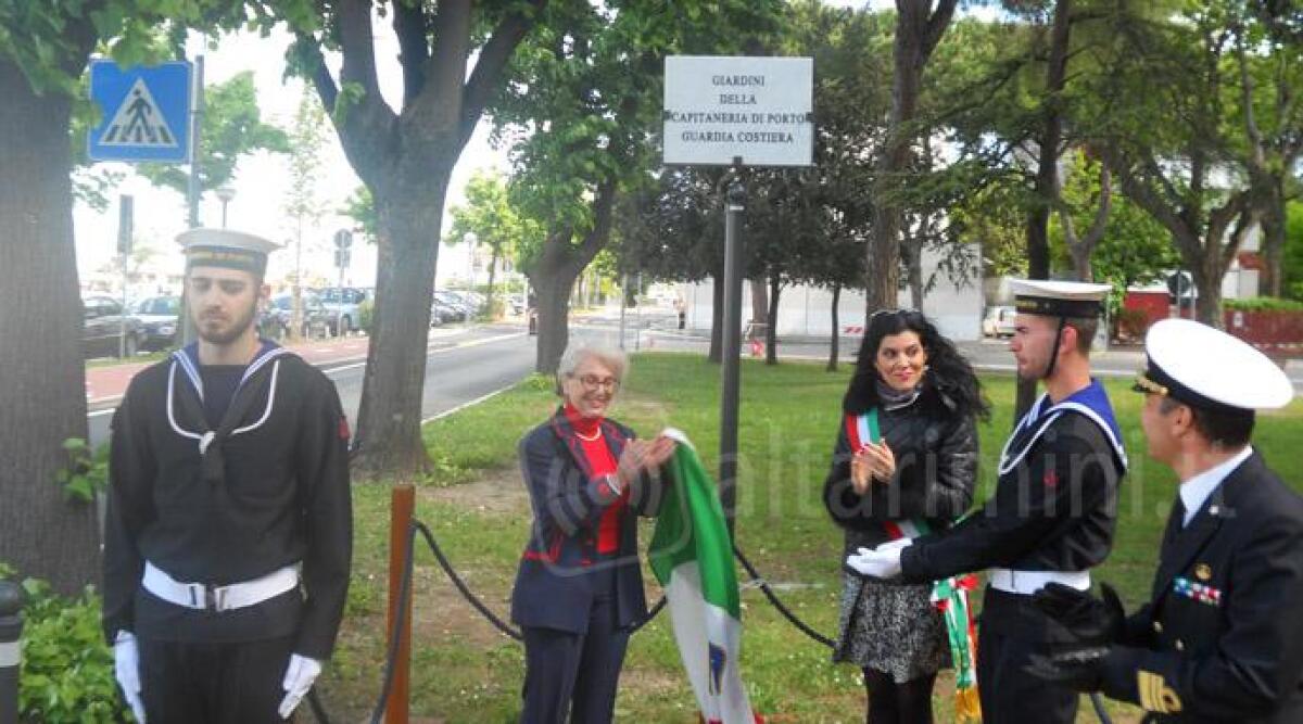 FOTO: l'omaggio di Rimini alle Capitanerie, intitolazione dei giardini davanti sede Guardia Costiera - 