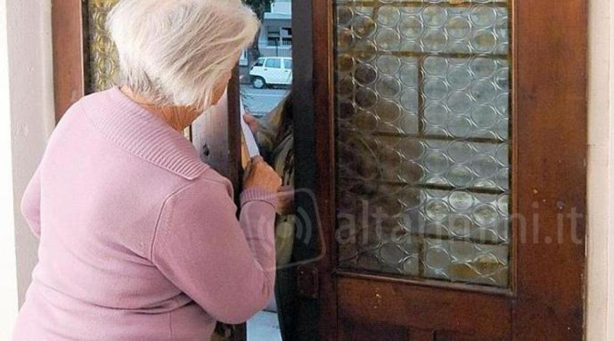 Dirigenti Polizia Rimini ad un incontro di Cna. Invito agli anziani: 'denunciate le truffe subite' -