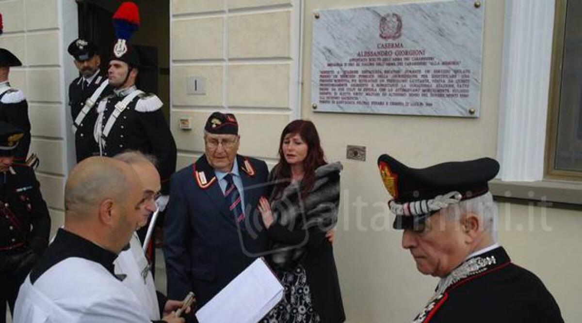 Una folla di persone per intitolazione Caserma Carabinieri all'eroe Alessandro Giorgioni - 