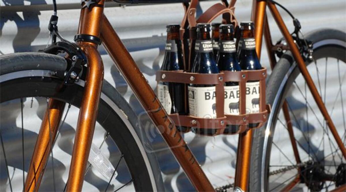 Gioved&igrave; sera torna a Rimini la 'biciclettata alcolica'. In strada su due ruote e tanto alcool in borraccia - 