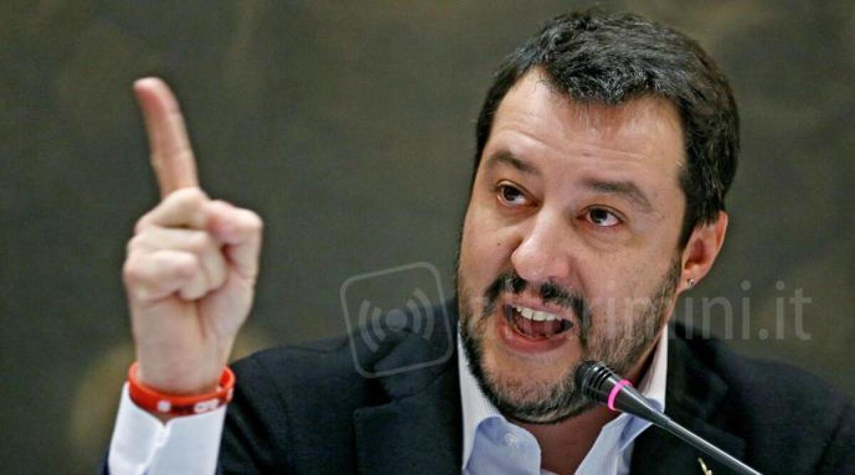 'Mai con Salvini': striscione e cori contro il leader della Lega, a Rimini per la campagna elettorale - 