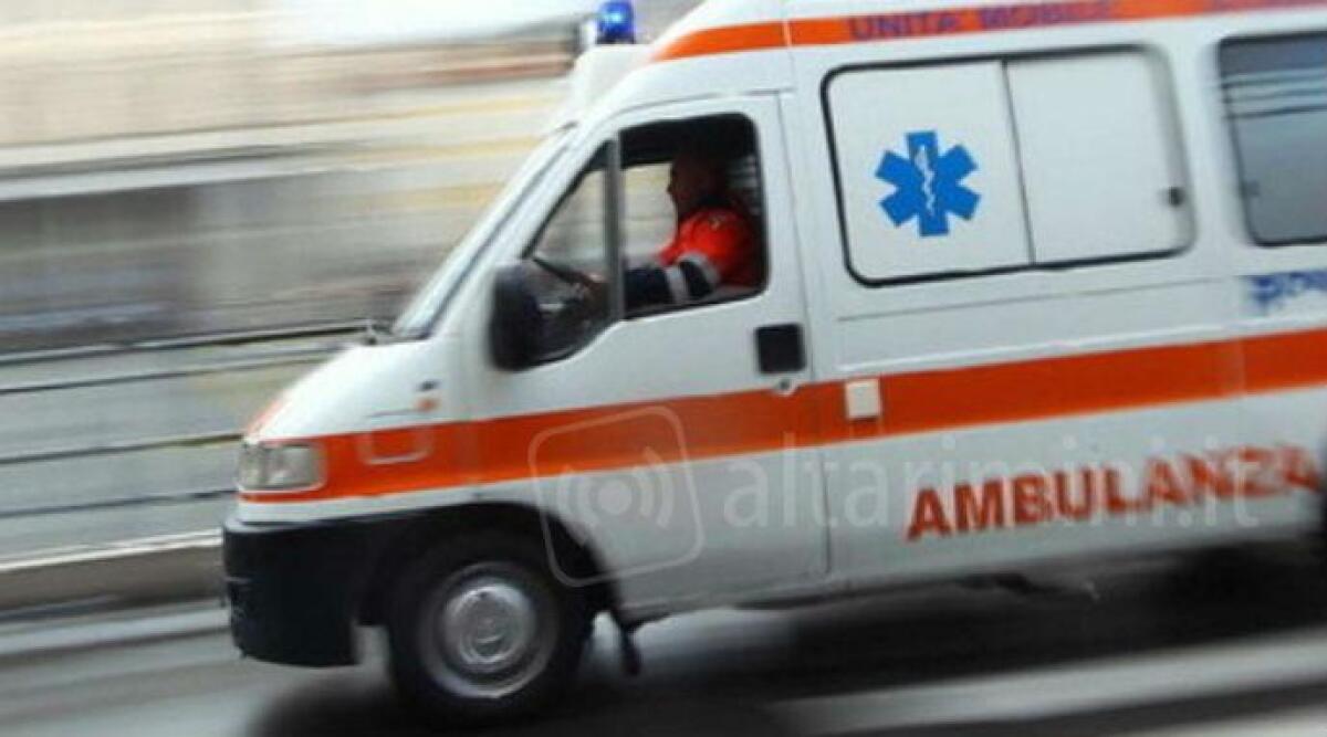 Camion fuori strada in A14 tra Rimini Nord e Valle del Rubicone, autista muore sul colpo -