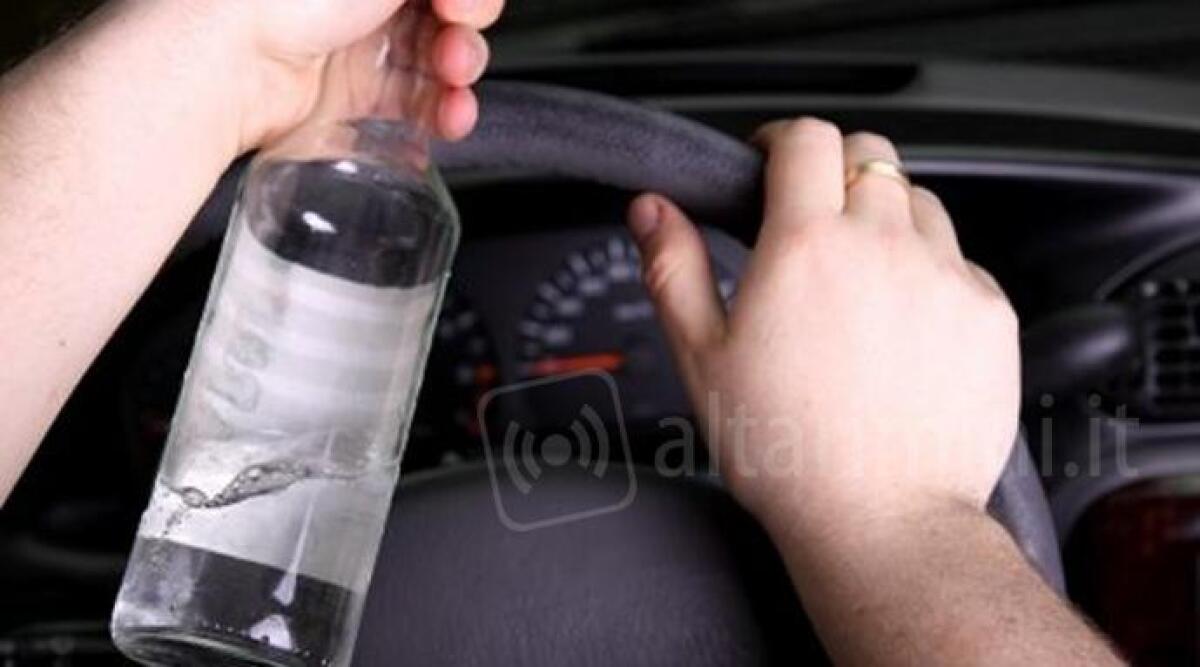 Ubriaco fradicio vola fuori strada: 'mi son sentito male, ho parcheggiato'. Tasso alcolemico record - 