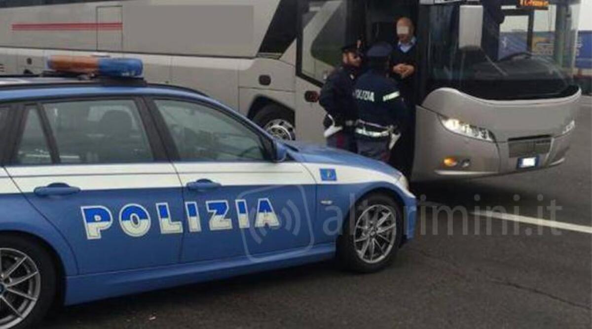 Gita scolastica, autista in 'nero' alla guida del pullman. Maxi multa della stradale di Rimini - 