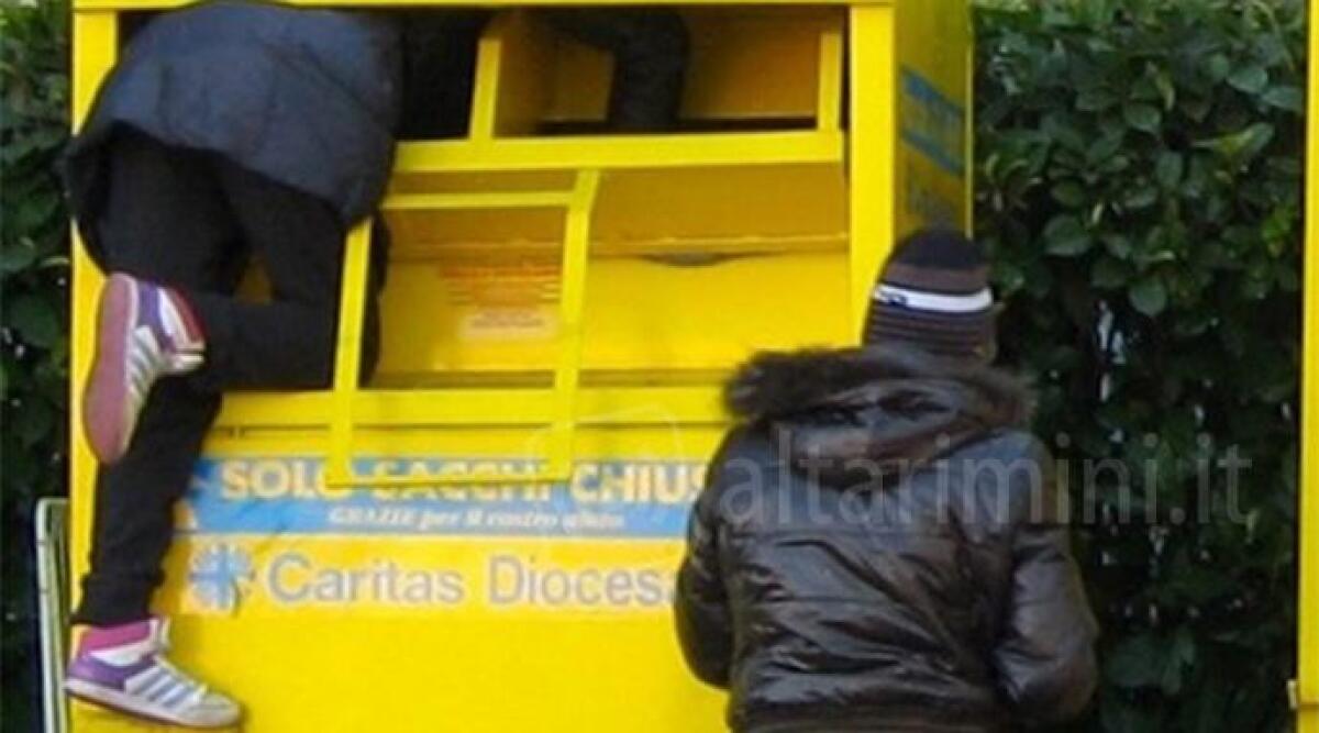 Rubano i vestiti usati per la Caritas dal contenitore a Cattolica, arrestati quattro rumeni - 