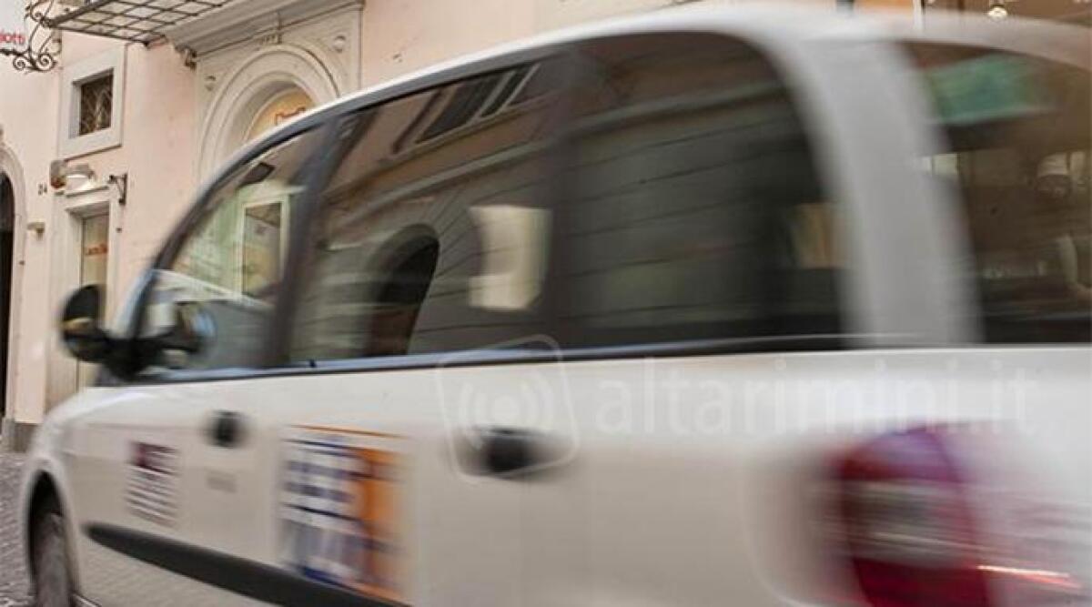 Taxista abusivo sorpreso mentre 'carica' giovani per portarli in discoteca: multa da oltre 1000 euro - 