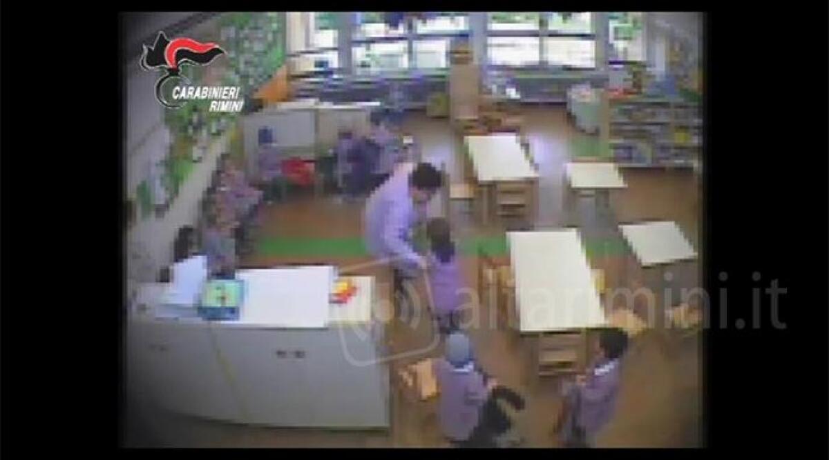 Maltrattati all'asilo il Delfino di Rimini, interrogata la maestra in lacrime: 'Mai picchiato i bambini' - 