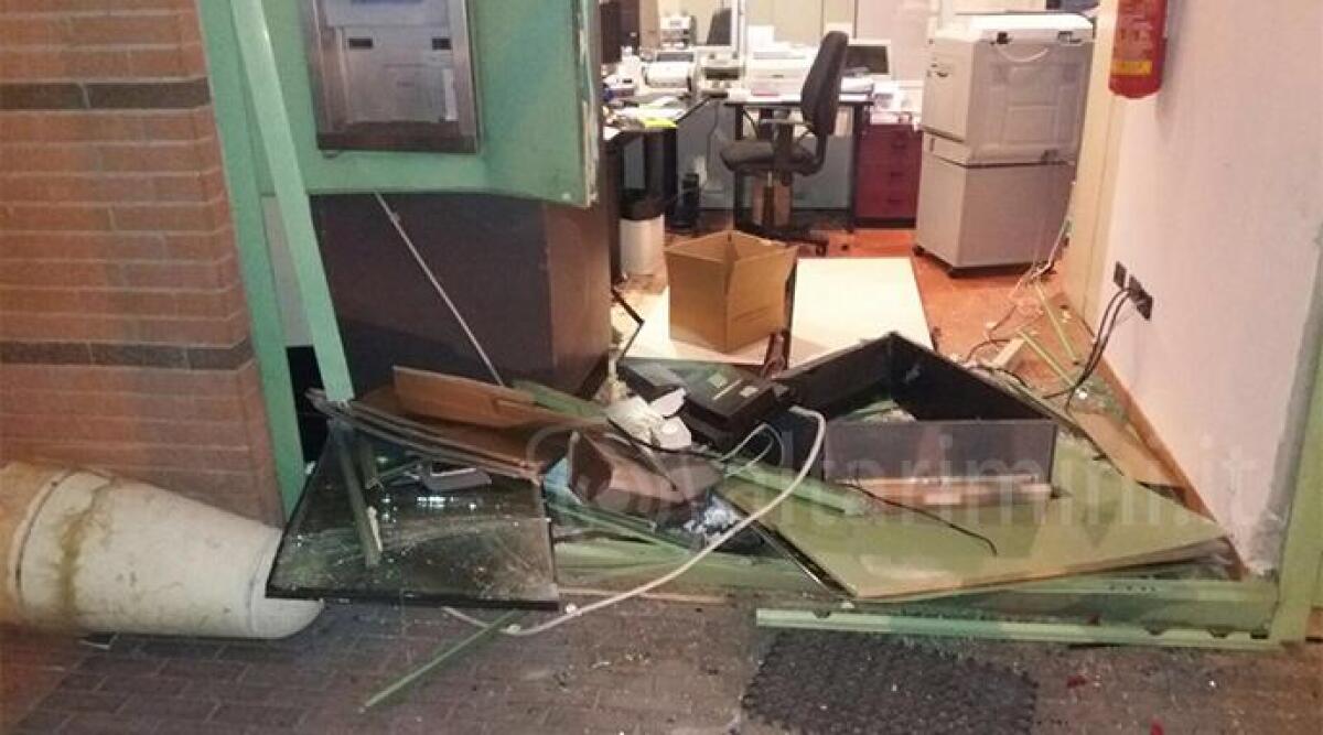 Assaltato bancomat con 'auto ariete' a Pietracuta di San Leo, ma fuggono con i soldi macchiati -