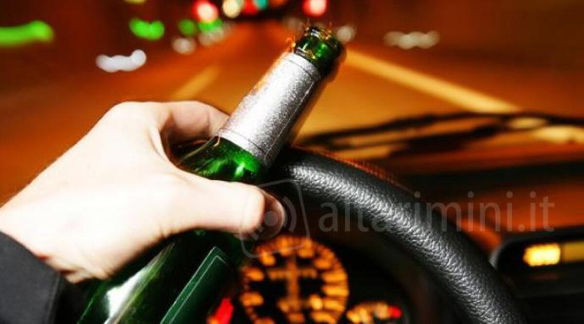 Rimini, tassista ubriaco passa con il rosso e semina il caos in strada: sceso dal taxi, d&agrave; di matto - 