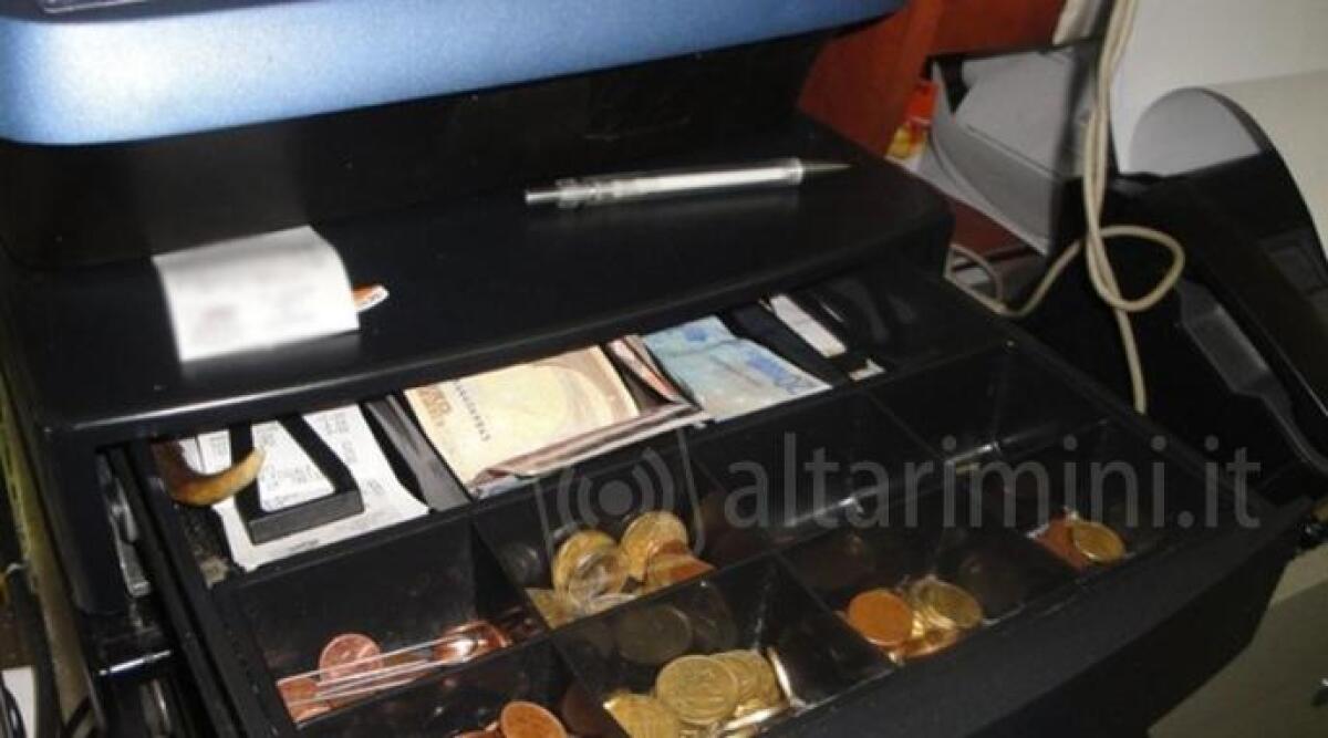Rimini, cassiere infedele fa la cresta sugli incassi del negozio: si intasca 16.000 euro in un anno - 